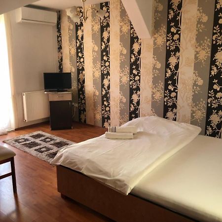 Pension Rozeclas Орадя Экстерьер фото