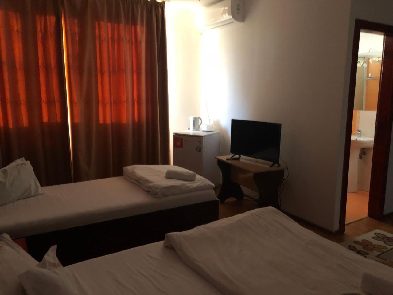 Pension Rozeclas Орадя Экстерьер фото